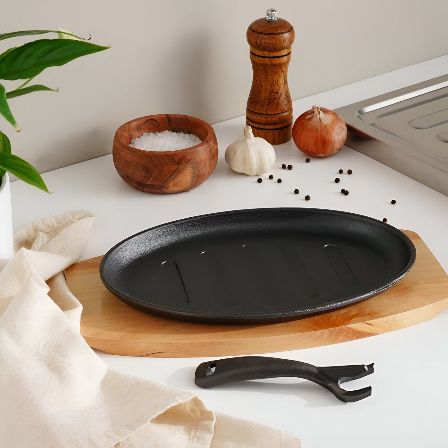 Savora Pre-Seasoned Cast Iron Sizzler, Wooden Tray