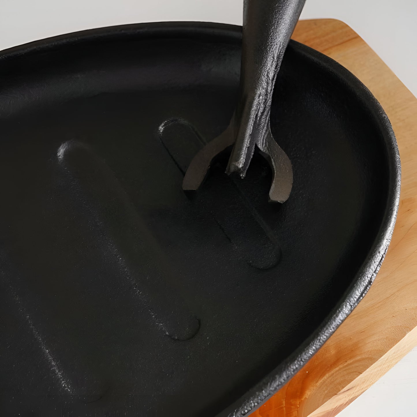 Savora Pre-Seasoned Cast Iron Sizzler, Wooden Tray
